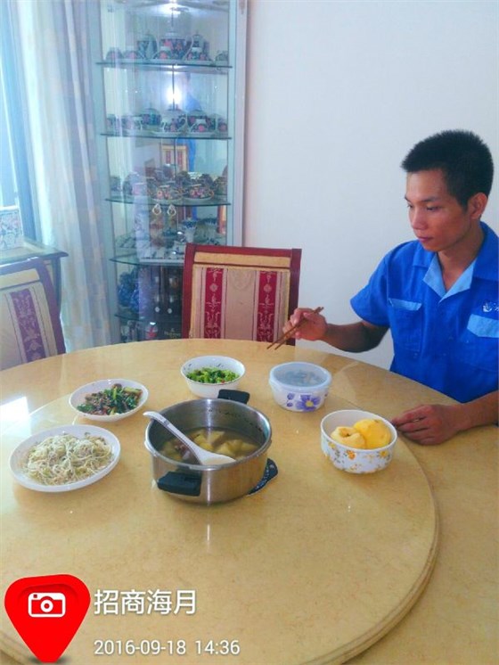 業(yè)主為表達(dá)感謝，請家具安裝師傅在家吃飯