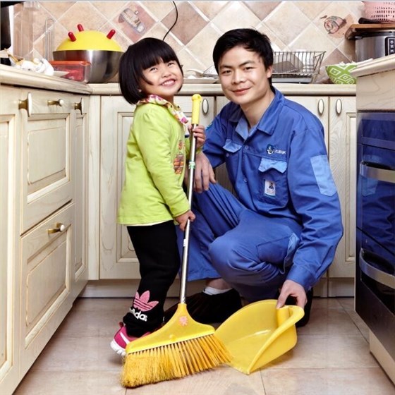 家具安裝完成后，和&ldquo;小業(yè)主&rdquo;一起清理垃圾