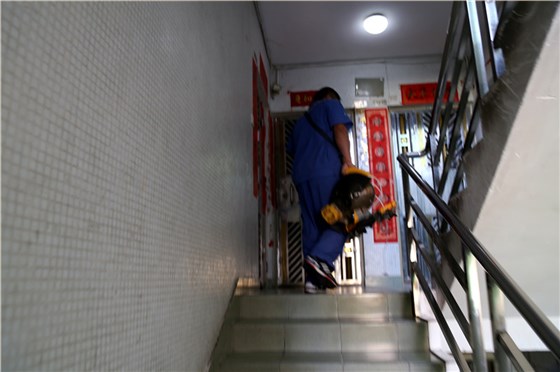 沒有電梯，家具安裝師傅扛著重重的工具爬樓梯