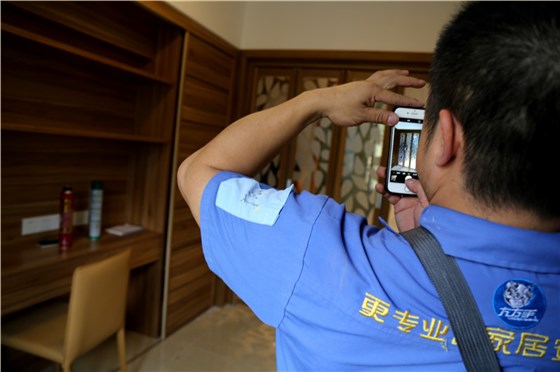 謝師傅看著安裝好的家具，拍下照片