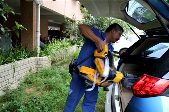 安裝師傅將工具搬上車，準(zhǔn)備去到下一個業(yè)主家