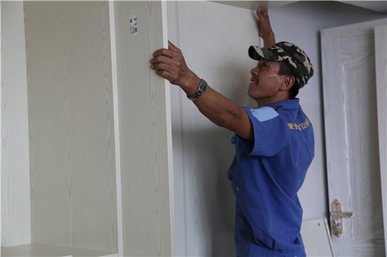 左右手家具安裝師傅為了高質(zhì)量的完成安裝，絕不能放過任何一個不足。