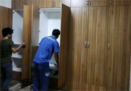 左右手家具安裝按照標(biāo)準(zhǔn)完成家具安裝，和業(yè)主一起驗(yàn)收。