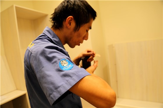 左右手家居安裝師傅手指受傷，用創(chuàng)可貼包扎