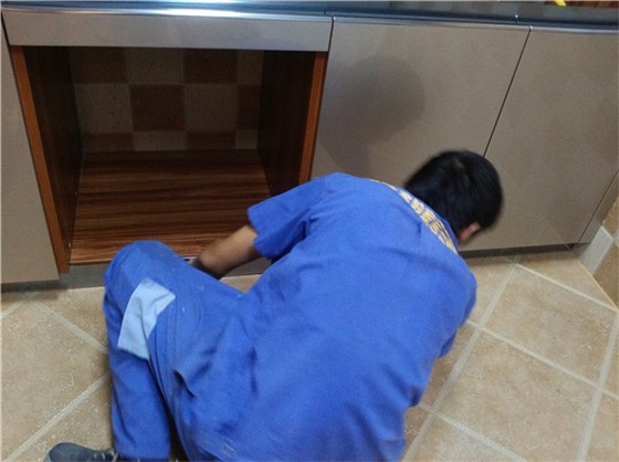 櫥柜安裝師傅正在客戶(hù)家安裝櫥柜