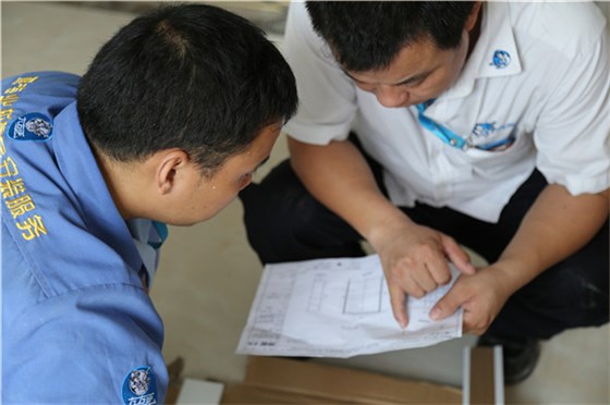 家具維修現(xiàn)場，家具維修工與管理者正在探討維修問題