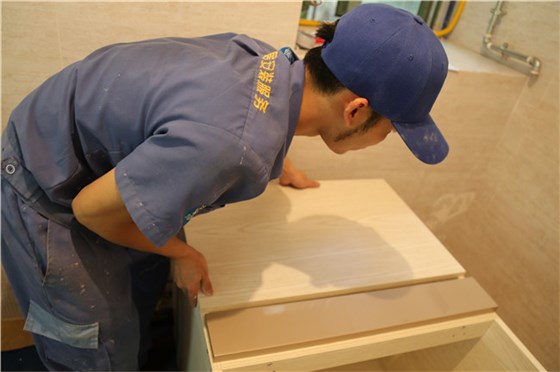 左右手葉師傅正在給客戶(hù)家安裝櫥柜