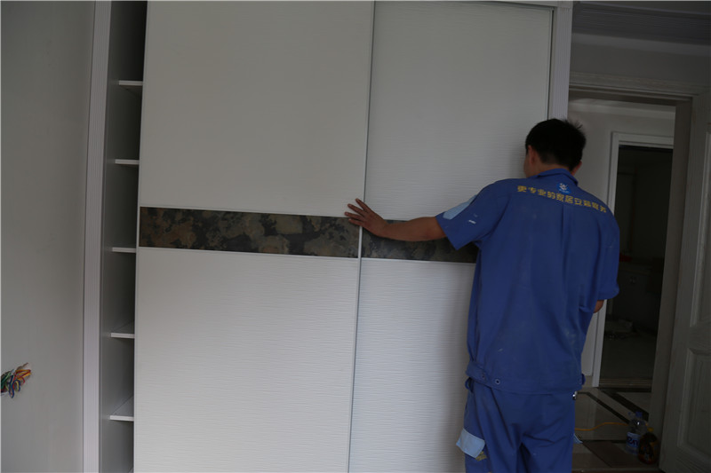 實(shí)木衣柜安裝結(jié)束，氣味很大怎么辦？ 聽(tīng)左右手家居安裝師傅支招