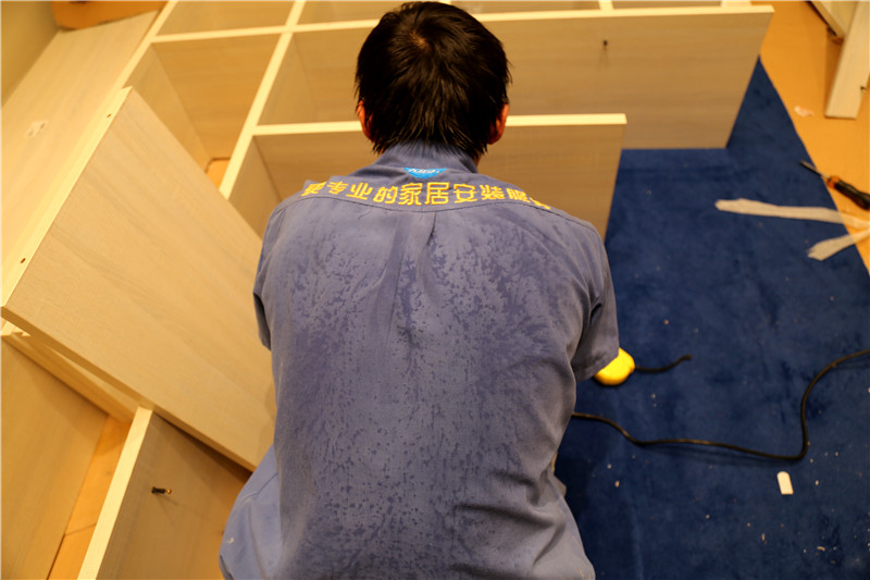 家具安裝師傅汗流浹背也不休息，只為客戶的囑托