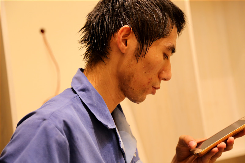 左右手家具安裝師傅頭發(fā)像剛從水里面出來，汗水不間斷的從頭發(fā)上流下來