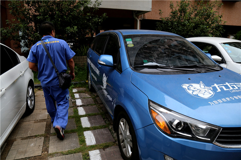 左右手家具安裝師傅完成一家的安裝后，馬不停蹄的趕往下一業(yè)主家