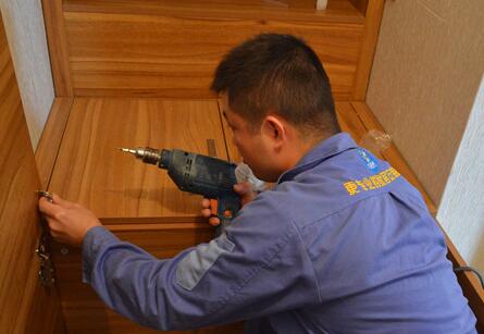 家具安裝師傅現(xiàn)場直播實木家具包裝工藝流程