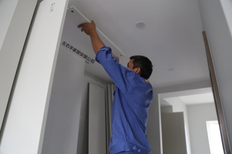 安裝活動隔斷，幫助衣柜合理分區(qū)