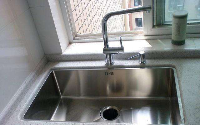 櫥柜水槽尺寸和深度該怎么選擇呢？不同材質的櫥柜水槽選擇不一樣