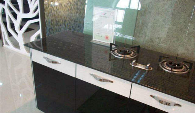 玻璃櫥柜臺(tái)面好不好，用玻璃做櫥柜臺(tái)面有哪些利弊？