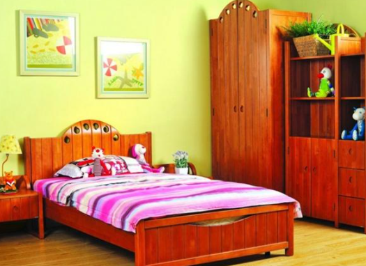 陽光直射(紫外線侵蝕)、空氣、潮濕等因素會導致漆膜老化分解，從而變黃。所以即使是最好的家具漆，也要注意保護，避免家具長期暴露在陽光直射或潮濕的環(huán)境中。