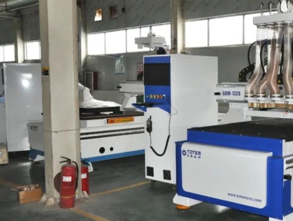 板式家具十大品牌：板式家具數(shù)控開料機(jī)有什么優(yōu)缺點(diǎn)？