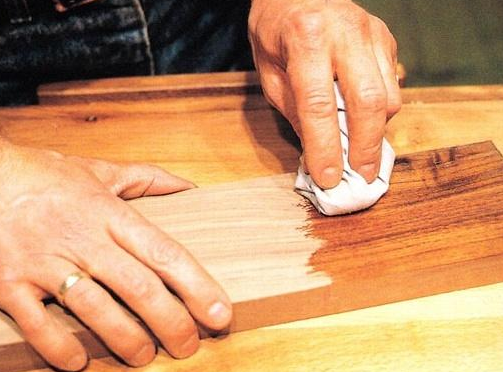 環(huán)保小知識(shí)：實(shí)木家具上漆時(shí)，木蠟油真比水性漆環(huán)保嗎？