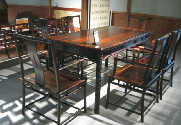 木頭工藝品：開(kāi)裂的紅木家具就不是好的紅木家具嗎？