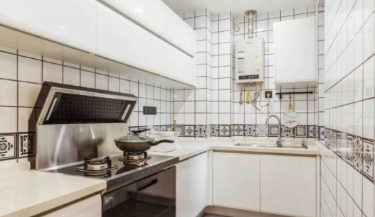 實(shí)木烤漆柜門：定制櫥柜門板的材質(zhì)應(yīng)該選什么，吸塑的還是烤漆的？