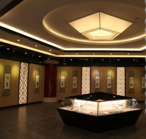 客廳立式展示柜，現(xiàn)代中式展示柜該如何設(shè)計(jì)？