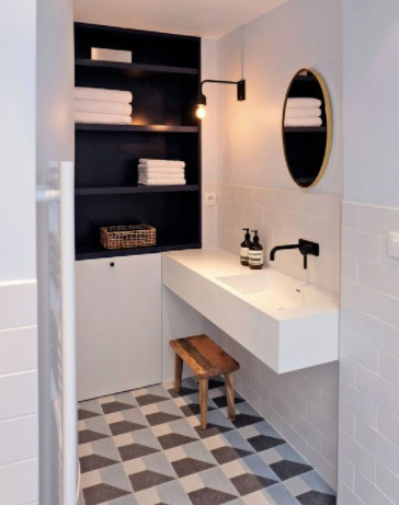 家庭收納技巧：衛(wèi)生間并非得裝浴室柜，需要收納裝塊隔板就好了