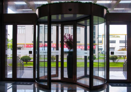 煙臺旋轉(zhuǎn)門維修：酒店不銹鋼旋轉(zhuǎn)門的好處有哪些？