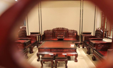 木制家具展柜：木制家具與鋁制家具 看哪個(gè)更適合你？