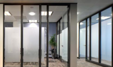 浴室磨砂玻璃隔斷：玻璃隔斷有什么優(yōu)點(diǎn)？玻璃隔斷安全系數(shù)高不高？