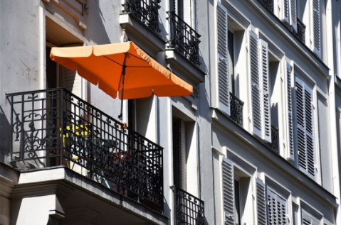 現(xiàn)代簡(jiǎn)約風(fēng)的鐵藝家具如何選購(gòu)？