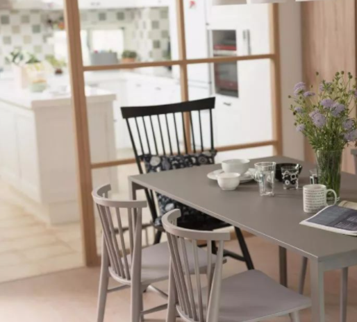 簡約風格家裝的特點：現(xiàn)代簡約風格中家具的搭配有什么技巧？