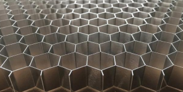 木紋鋁扣板廠家：網(wǎng)紅蜂窩鋁大板能否取代傳統(tǒng)鋁扣板？