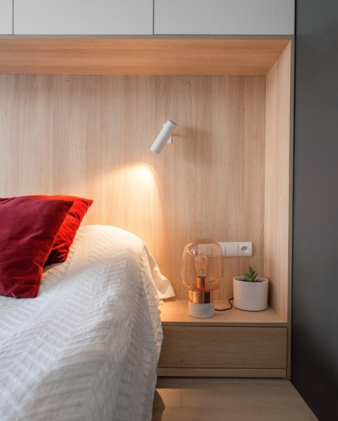 臥室設(shè)計(jì)說(shuō)明圖：裝修，臥室床頭柜設(shè)計(jì)，燈光搭配有氛圍感