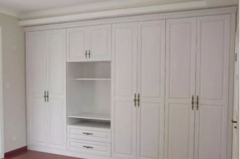 整體衣柜加盟：木工打制衣柜和定制衣柜哪個貴？