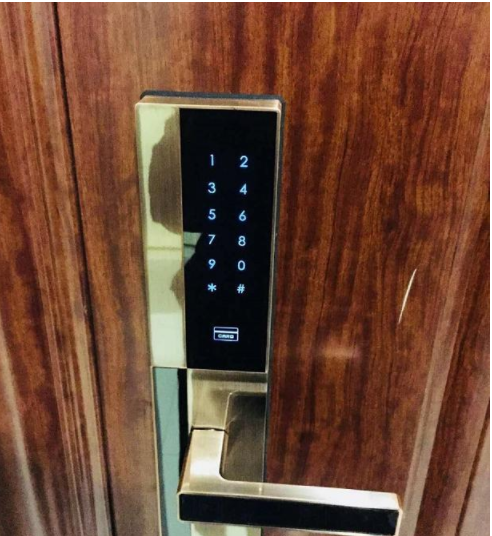 【時(shí)尚家居裝修設(shè)計(jì)】淺談家居裝修，智能鎖與機(jī)械鎖不得不說(shuō)的爭(zhēng)執(zhí)