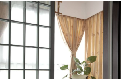 【定制隔熱窗簾】陽(yáng)臺(tái)裝窗紗窗簾還是窗簾遮陽(yáng)布好？
