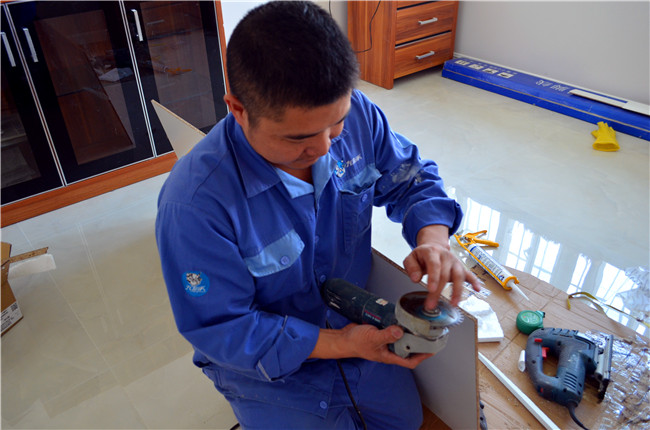 左右手家具安裝師傅進行調(diào)門中